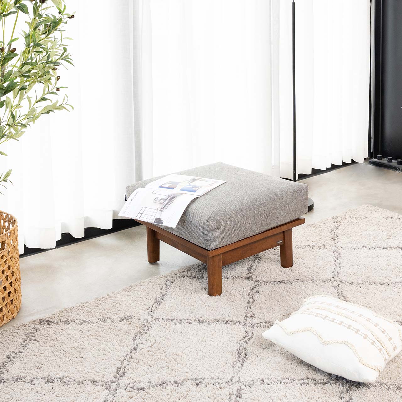 Ghế Đôn Sofa Gỗ Cao Su Tự Nhiên LE DECOR VLINE 601 Màu Xám Đậm Chân Ghế gỗ cao su