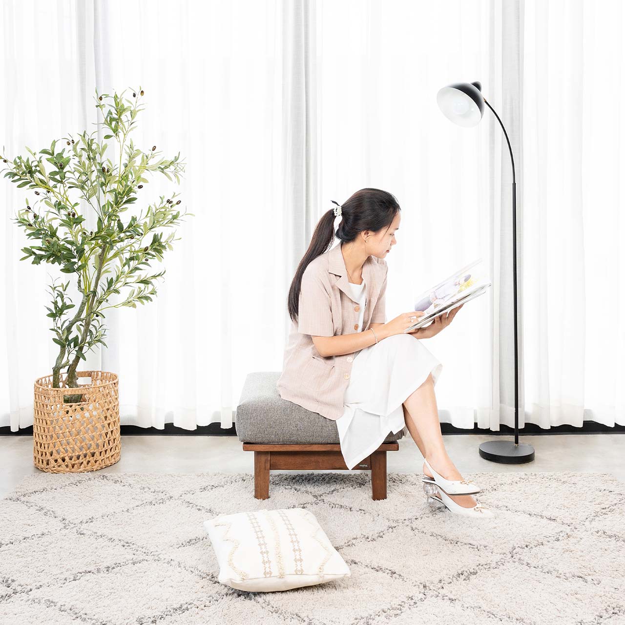 Ghế Đôn Sofa Gỗ Cao Su Tự Nhiên LE DECOR VLINE 601 Màu Xám Đậm Kích Thước Tiêu Chuẩn