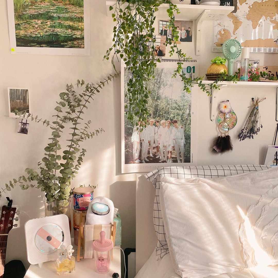 Trang trí góc kệ đầu giường bằng cây cỏ và các món đồ dễ thương
